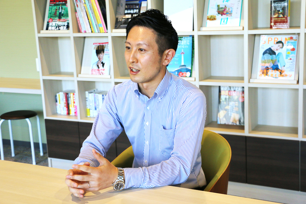 広報デザイン課 係長 春日さま